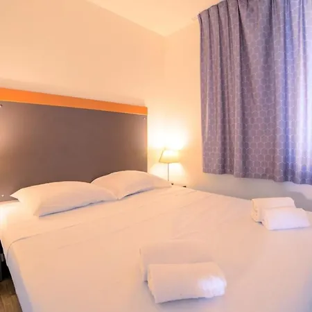 Apartment Air Conditioned With Furnished Terrace Swimming Pool & Parking