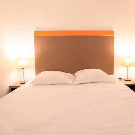 Air Conditioned With Furnished Terrace Swimming Pool & Parking Apartamento
